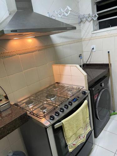 una cucina con piano cottura e forno di Confortável e aconchegante! ad Aracaju