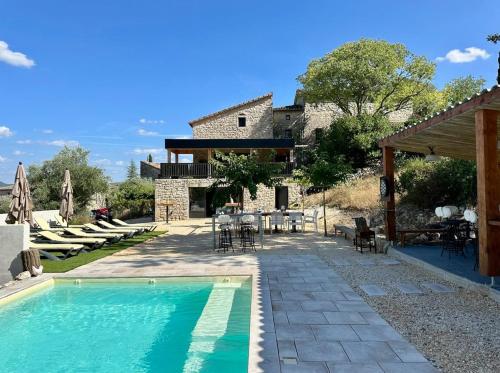 une villa avec piscine et une maison dans l'établissement Le Quartier - 4 alleenstaande gites, à Banne