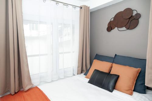 um quarto com uma cama com travesseiros e uma janela em Nets Inn Apartment - Gare de Lyon em Paris