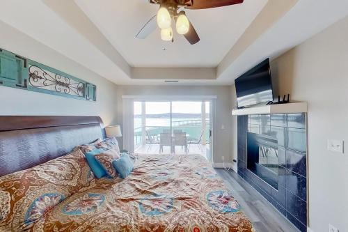 een slaapkamer met een bed en een plafondventilator bij Waters Edge in Lake Ozark