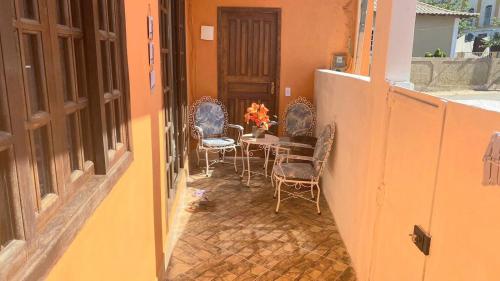 uma varanda com uma mesa e cadeiras num edifício em Suite Baia dos Corais em Angra dos Reis