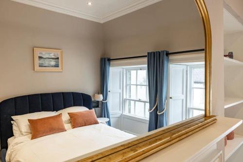 een slaapkamer met een spiegel en een bed bij Home in Kelso Scottish Borders in Kelso