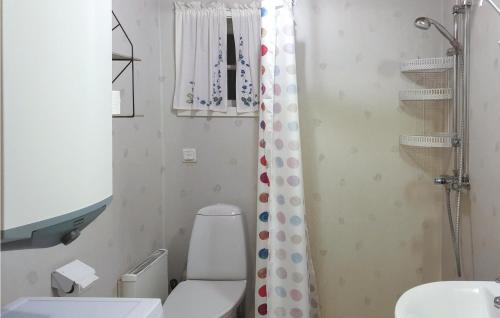 La petite salle de bains est pourvue d'une douche et de toilettes. dans l'établissement 1 Bedroom Gorgeous Home In Torsby, à Branäs