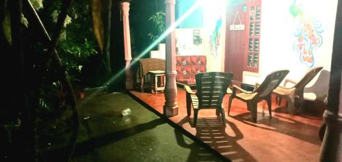 un grupo de sillas sentadas en un patio en Sigiri Picaso Home Stay, en Sigiriya