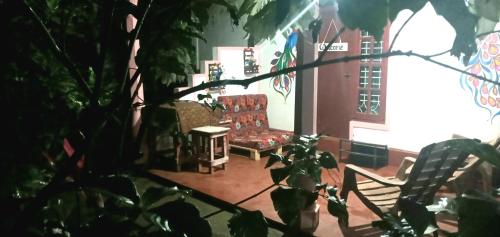 sala de estar con sofá y silla en Sigiri Picaso Home Stay, en Sigiriya