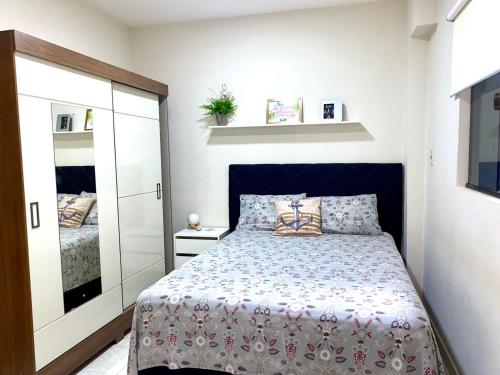 a small bedroom with a bed and a mirror at Agradable dormitorio en suite con estacionamiento privado in Ciudad del Este