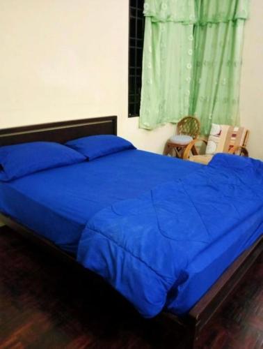 Ένα ή περισσότερα κρεβάτια σε δωμάτιο στο Shan Homestay Batu Ferringhi