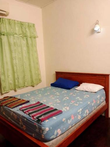 Ένα ή περισσότερα κρεβάτια σε δωμάτιο στο Shan Homestay Batu Ferringhi