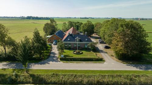 an aerial view of a house with a driveway at Camping pod Lyts Dekema 1 in Baard
