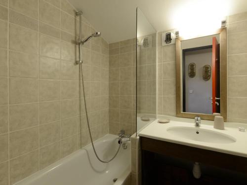 une salle de bain avec une baignoire, un lavabo et une douche dans l'établissement Appartement rénové 4 pièces, accès direct aux pistes, 8 pers. - FR-1-181-2032, à La Plagne Tarentaise