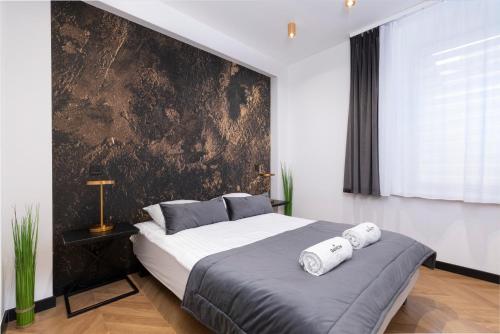 um quarto com uma cama grande com duas toalhas em Rainbow Apartments Old Town na Cracóvia