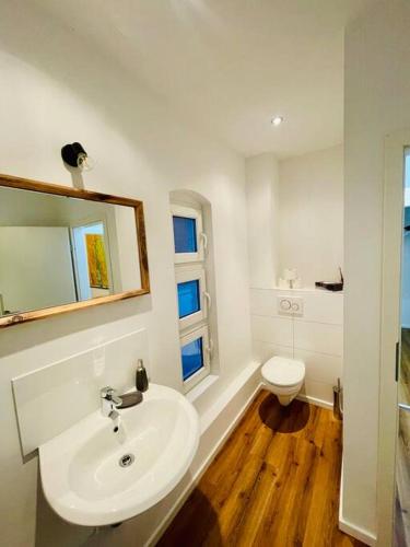 Ένα μπάνιο στο Zentrales Apartment mit großer Terrasse