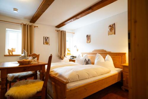 Un dormitorio con una cama, una mesa y un escritorio. en Gasthof Alte Schmiede G*** Lückendorf, en Luftkurort Lückendorf