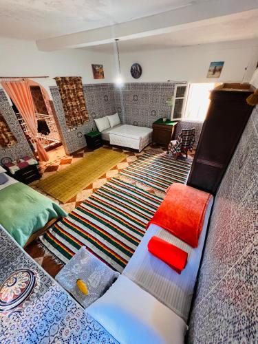 - un salon avec un canapé dans l'établissement NALU guest house, à Safi