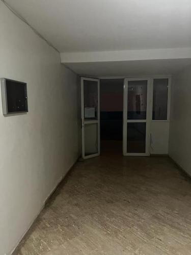 ein leeres Zimmer mit Türen und einem Fernseher darin in der Unterkunft Agadir Morocco Furnished apartment for long-term rental in Agadir