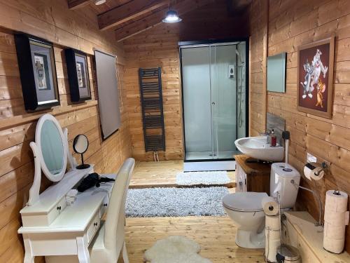 La salle de bains est pourvue de toilettes, d'un lavabo et d'une baignoire. dans l'établissement Rafting Alm, à Haiming