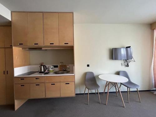 studio apartment for cozy stay في باكورياني: مطبخ مع طاولة وكرسيين وطاولة