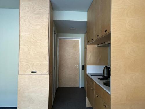 studio apartment for cozy stay في باكورياني: مطبخ مع باب يؤدي إلى مطبخ مع حوض