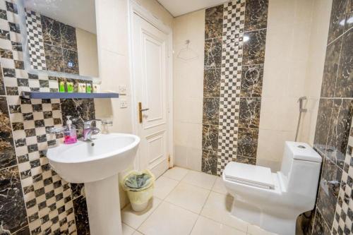 ein Bad mit einem Waschbecken, einem WC und einer Dusche in der Unterkunft فيلا على البحر درة العروس in Durrat Al-Arus