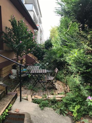 Κήπος έξω από το Pavillon de 1 à 4 personnes chez l habitant parfait pour une famille