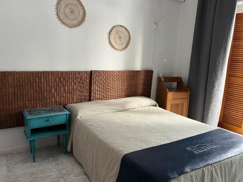 a small bedroom with a bed and a night stand at Habitación en Calle Molino in Málaga