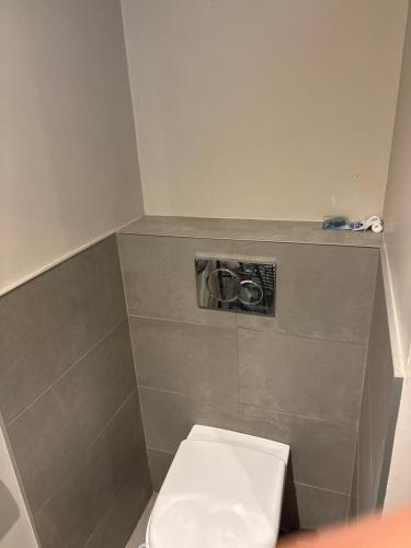 Ένα μπάνιο στο Pavillon de 1 à 4 personnes chez l habitant parfait pour une famille