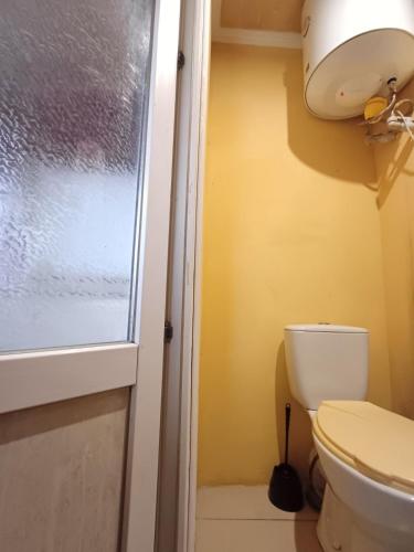 a bathroom with a toilet and a window at Дом от владельца с парковой in Cherkasy