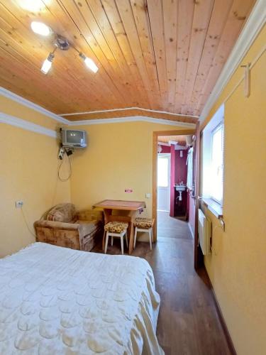 Giường trong phòng chung tại Дом от владельца с парковой