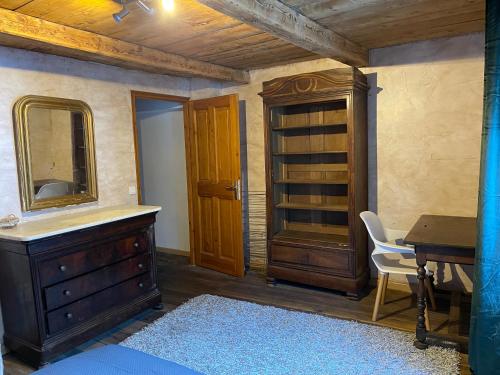 baño con lavabo, espejo y escritorio en La Combe de Moulin, en Peisey-Nancroix