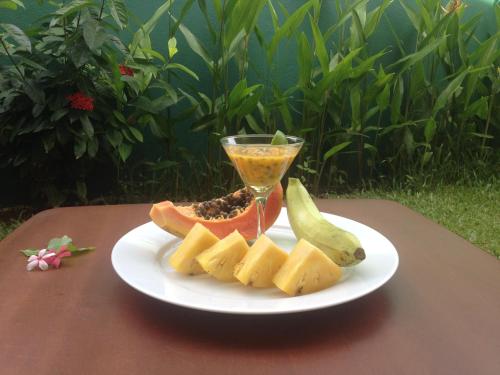 un piatto di frutta e una bevanda su un tavolo di Thisara Villa a Matara