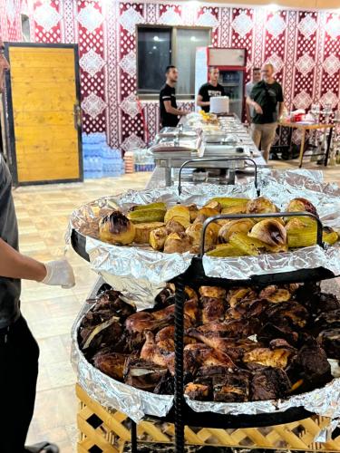 un buffet de diferentes tipos de comida en una mesa en Rozan Luxury Camp Wadi Rum en Wadi Rum