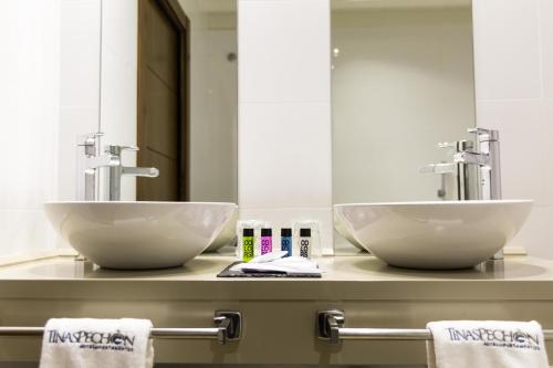 two sinks on a counter in a bathroom at Tinas de Pechon in Pechón