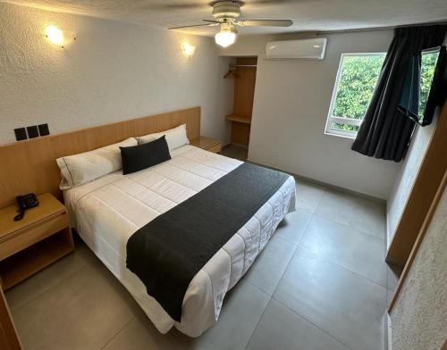 1 dormitorio con 1 cama grande en una habitación en Hotel Emperador centro Guadalajara y Remodelado, en Guadalajara