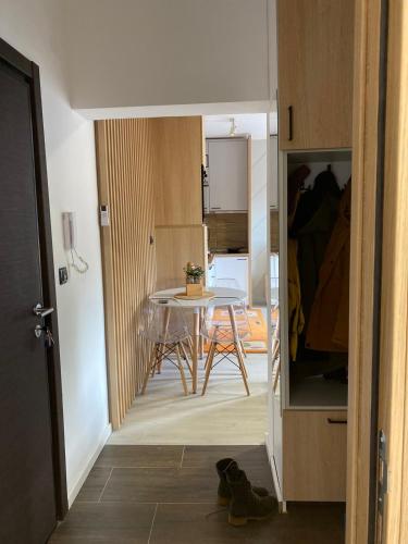 a kitchen and dining room with a table in a room at Apartman Breza - Vila Umine Vode in Zlatibor