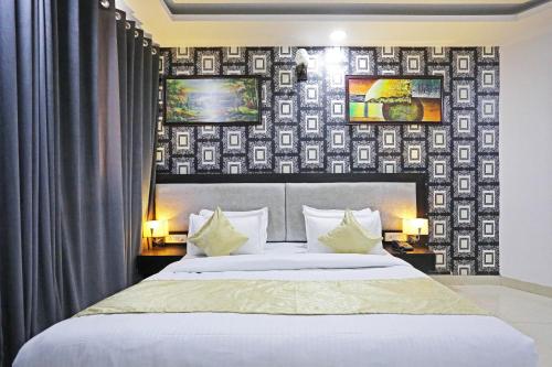 um quarto com uma cama e uma parede com fotografias em Airport Hotel Swan Near Delhi Airport em Nova Deli