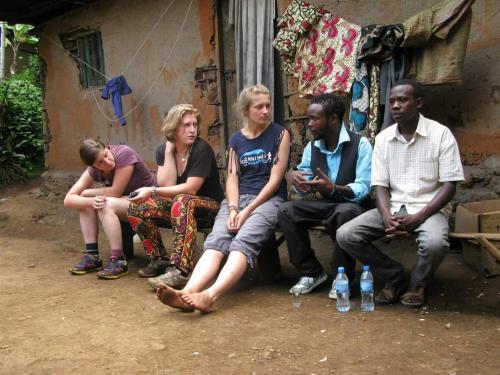 um grupo de pessoas sentadas num banco em Bright Backpackers home stay em Mwanza