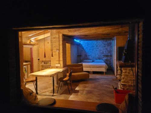 Camera con letto, tavolo e divano di Casa della Casa a San Severino Marche