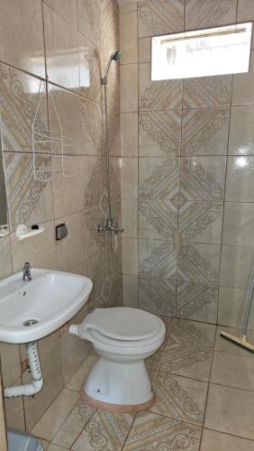 La salle de bains est pourvue de toilettes et d'un lavabo. dans l'établissement Hotel Los Chow Chow, à Posadas