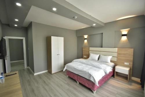 ein Schlafzimmer mit einem Bett und zwei Lichtern an der Decke in der Unterkunft Rio's Hotel AİRPORT in Istanbul