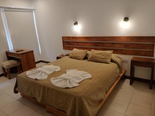 um quarto com uma cama com duas toalhas em Urban Hotel em Federación