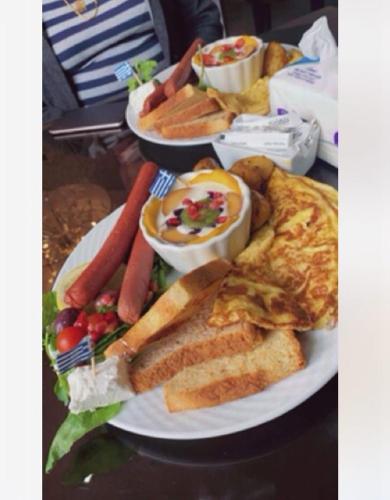Une assiette de petit-déjeuner avec des œufs, des carottes et du pain grillé dans l'établissement Shipa Nubian Guest House, à Assouan