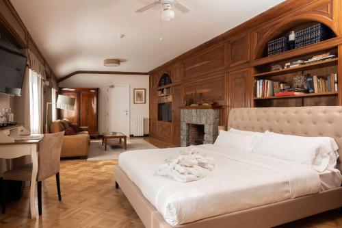 Postel nebo postele na pokoji v ubytování Angelats Hotel - A Signature Boutique Hotel & Restaurant