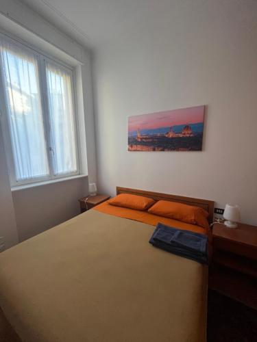 um quarto com uma cama grande e um cobertor laranja em Porta Venezia Apartament em Milão