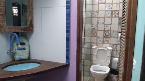 a bathroom with a toilet and a sink at Chalé Claudio Rambo in Ilhabela