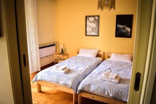 1 dormitorio con 2 camas y toallas. en ΕΥΕΛΗ, en Édessa