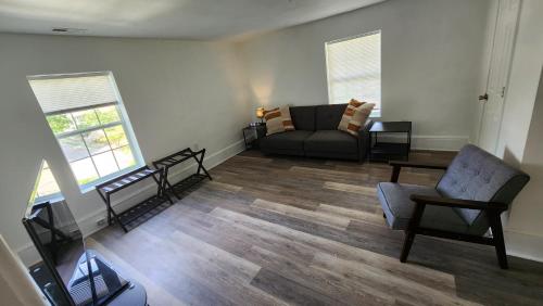 - un salon avec un canapé et une chaise dans l'établissement Apartment Retreat, à Roanoke