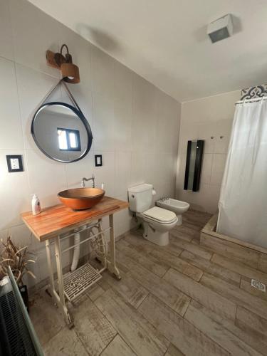 La salle de bains est pourvue d'un lavabo et de toilettes. dans l'établissement El Eden2, à Playa Dorada