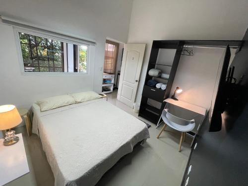 A bed or beds in a room at Escape a la Ciudad en Nuestro Encantador Apartamento con Todas las Comodidades