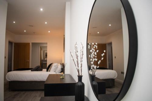 specchio in camera con due letti di Exquisite 2-Bedroom City Centre Haven - Leicester's Premier Urban Retreat a Leicester