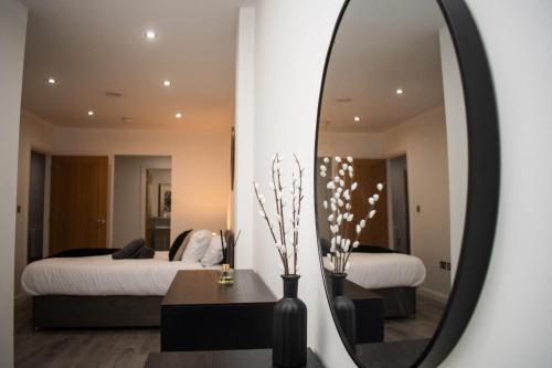 Un pat sau paturi într-o cameră la Exquisite 2-Bedroom City Centre Haven - Leicester's Premier Urban Retreat